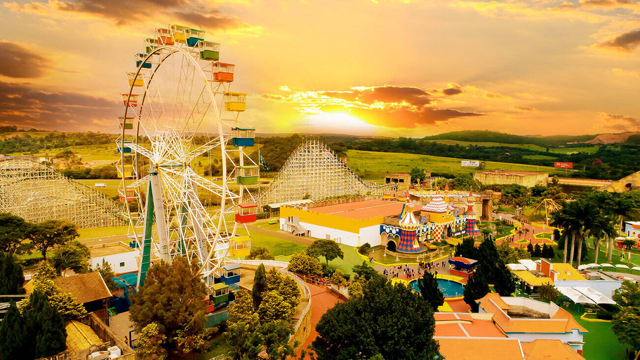 Vista aérea do Hopi Hari ao pôr do sol com roda-gigante